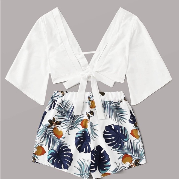 🌺PLUNGING SELF-TIE TOP & TROPICAL PRINT SHORTS - Picture 2 of 2
